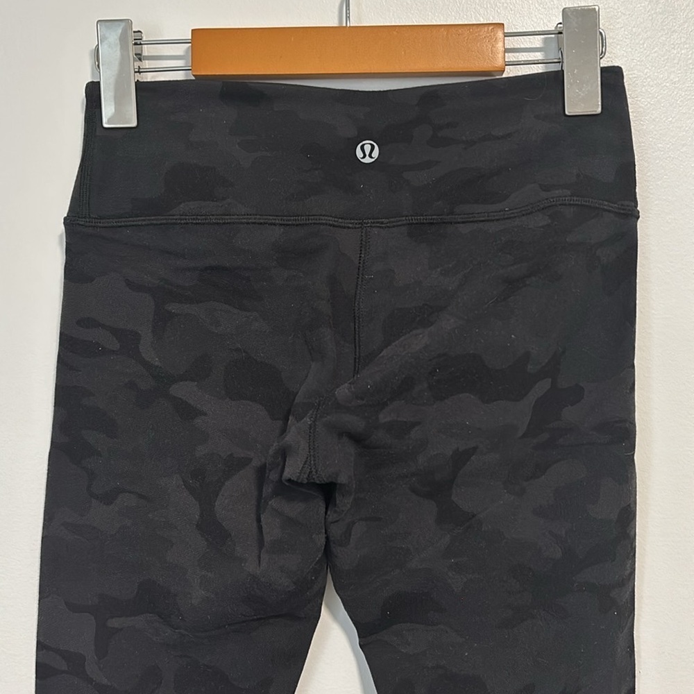 Lululemon Size 4 Wunder Under Crop - Picture 5 of 7